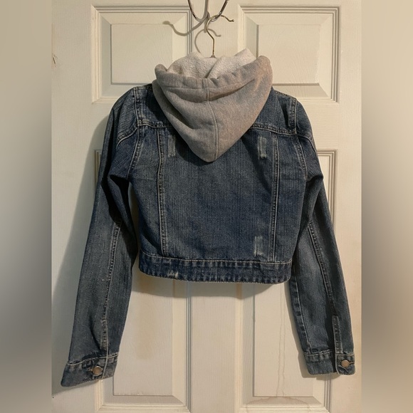 Cropped Jean jacket with detachable hood - Picture 3 of 11